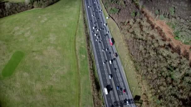 Vista Aérea Del Tráfico Que Conduce Una Autopista Través Del — Vídeo de stock