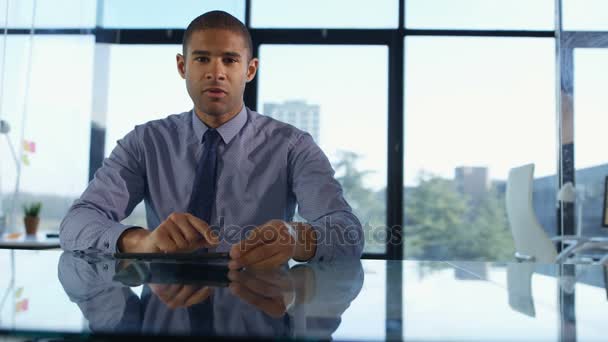 Retrato Sonriente Hombre Negocios Usando Tableta Computadora Oficina — Vídeos de Stock