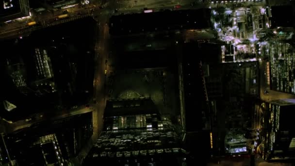 Letecký Pohled Londýnské Obchodní Mrakodrapů Městské Úřady Noci Osvětlená — Stock video