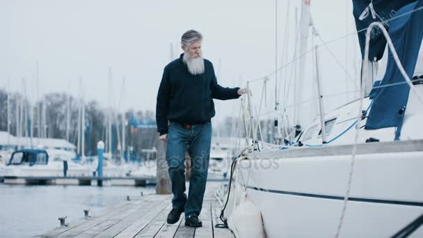 Зрелый Бородатый Человек Лодкой Причалил Марине Готовясь Плаванию — стоковое видео