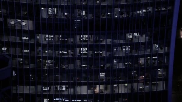 ロンドン ビジネス高層ビル 夜市の事務所の空撮 — ストック動画