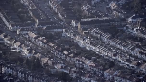 Αεροφωτογραφία Μιας Κατοικημένης Περιοχής Ένα Προάστιο Στα Περίχωρα Του Λονδίνου — Αρχείο Βίντεο
