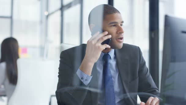 Homme Affaires Joyeux Parlant Téléphone Travaillant Sur Ordinateur Dans Bureau — Video