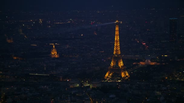 エッフェル塔とアンヴァリッド国立パリの 夜の空中写真 — ストック動画