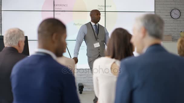 Empresarios Discutiendo Información Que Han Aprendido Seminario Negocios — Vídeos de Stock