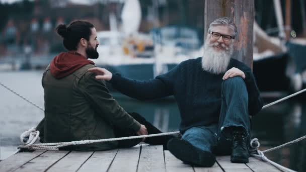 の父および平和を楽しんでいる息子時間桟橋の上に座って チャット — ストック動画