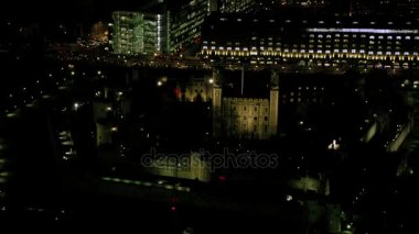 Londra Kulesi ve çevresi geceleri aydınlatılan 4 k havadan görünümü