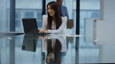 4k bir şey hangi onu çok mutlu etmek görmek dizüstü bilgisayarda çalışan iş kadını