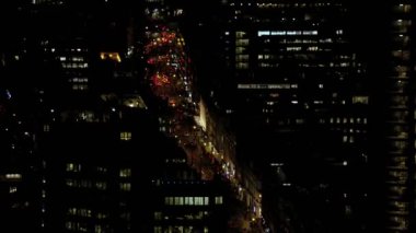 4 k hava panoramik Londra şehir binaları ve geceleri ışıklı trafik