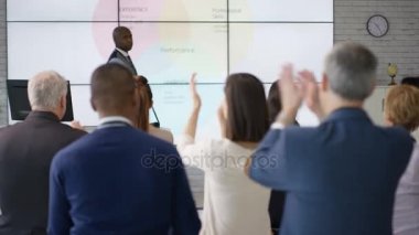 4 k iş grup motivasyonel konuşmacı iş seminerde alkışlar