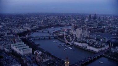 Londra Şubat 2017-4k hava panoramik, London Eye ve Parlamentosu evleri de dahil olmak üzere gece Londra cityscape 