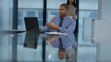 4 k vurguladı işadamı üzerinde ekranda bir şey kızmaya laptop çalışma