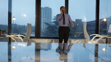 4k işadamı geç saatlere kadar ofiste aradı heyecan verici haber alma.