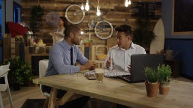 4 k kurumsal iş adamları trendy şehir kafede toplantısı