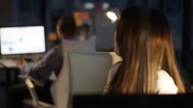 4 k iş adamı ve geç saatlere kadar masaları konuşmayı kadın