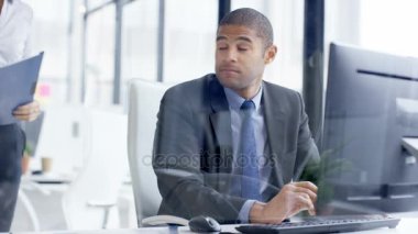 4 k iş erkek ve kadın ofiste bilgisayar ekranındaki bilgileri tartışılması.