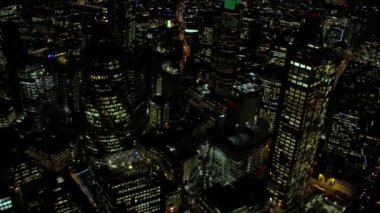 Londra Şubat 2017-4k, geceleri ışıklı şehir ofisleri, ikonik Londra iş gökdelenlerin havadan görünümü