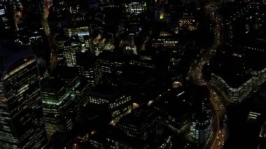 Şehir office gökdelenler ve trafik bir alanda yoğun merkezi Londra gece 4 k havadan görünümü