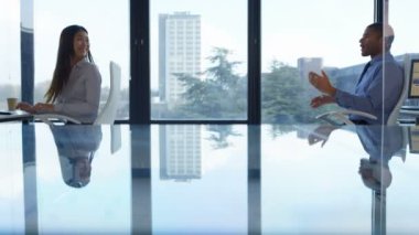 4 k iş adamı ve bilgisayarda bir şey hakkında heyecan almak kadın çalışan adam