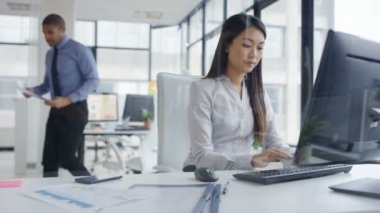 4 k iş erkek ve kadın ofiste finansal veriler bilgisayarda tartışıyor