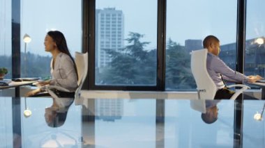 4 k iş adamı ve fazla mesai, heyecan verici bir şeyler bilgisayarda görme kadın kadın.