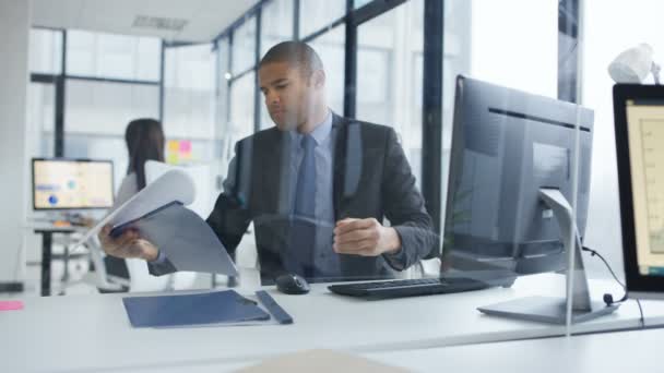 Hombre Mujer Negocios Oficina Discutiendo Información Documento — Vídeos de Stock