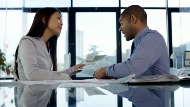 Business Man Vrouw Hebben Een Meningsverschil Office Vergadering — Stockvideo