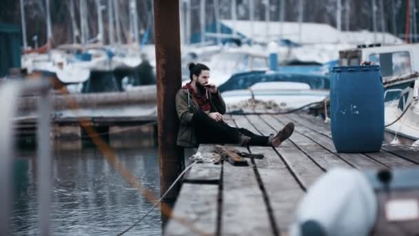 Hombre Hipster Resistente Sentado Solo Embarcadero Puerto Deportivo Tocando Armónica — Vídeos de Stock