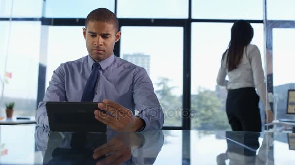 Portret Lachende Zakenman Met Behulp Van Tablet Het Kantoor — Stockvideo