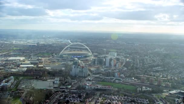 2017年2月 空中景色飞越温布利体育场和周边地区 全景镜头展示建筑的独特拱门 — 图库视频影像