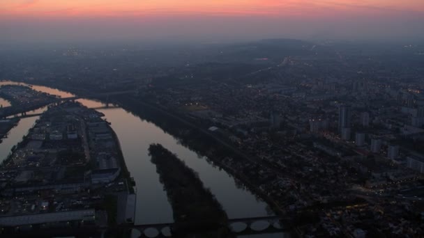 巴黎城市景观鸟瞰图日出时在塞纳河上空飞行 — 图库视频影像