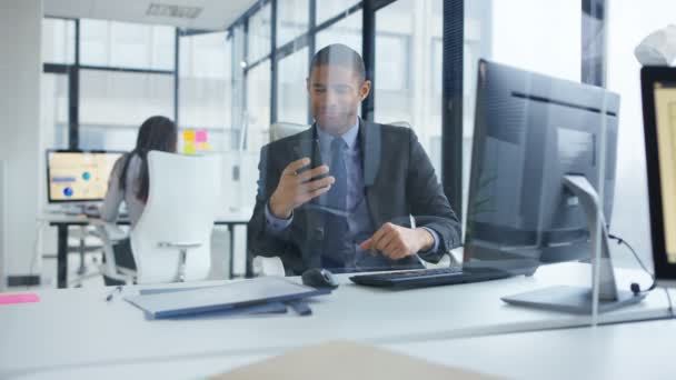 Empresário Trabalhando Computador Escritório Recebendo Boas Notícias Telefonema — Vídeo de Stock