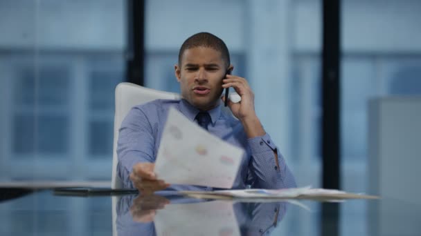 Üzletember Wesola Beszél Telefonon Íróasztalánál Modern Iroda — Stock videók