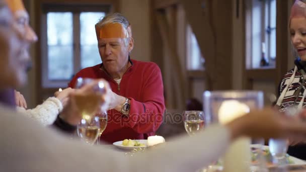 Feliz Reunión Familiar Hombre Disfrutando Cena Navidad Con Familia Amigos — Vídeos de Stock