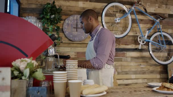 Barista Veya Sahibi Kafede Tezgahın Arkasındaki Gülümseyen Portresi — Stok video