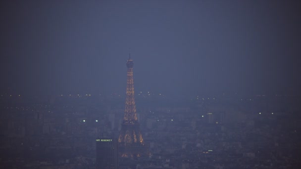 Flygfoto Över Paris Med Eiffeltornet Upplyst Natten — Stockvideo