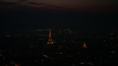Eyfel Kulesi ve otel National Des Invalides Paris 4 k gece havadan görünümü