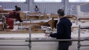 4 k işçilerin bir tersane, yapım ve yenileme yelkenli tekne üzerinde çalışma