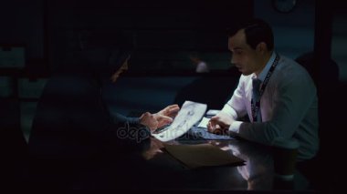 4k ceza polis dedektifi tarafından sorguya kelepçe