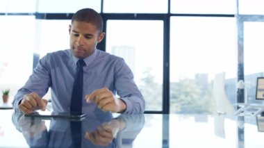 4k tablet bilgisayar kullanma office portre gülümseyen iş adamı.