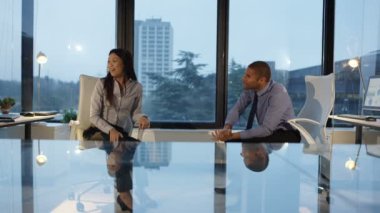 4 k iş adamı ve geç saatlere kadar heyecan verici bir şey bilgisayar üzerinde tartışıyor kadın.