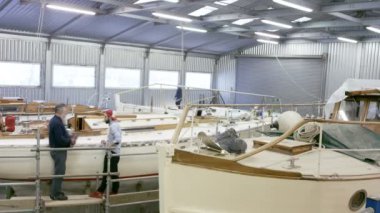 4 k zaman atlamalı bir tersane, inşaat ve yelkenli tekneler yenileme işçilerin