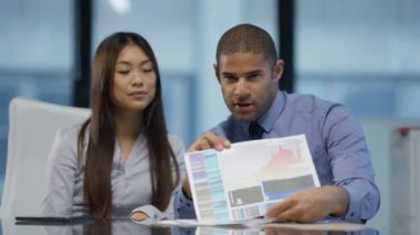 4 k iş erkek ve kadın kamera 's pov gördüm video konferans arama yapma.