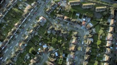 Londra, Birleşik Krallık eteklerinde bir banliyösünde bir yerleşim bölgesinde, 4 k havadan görünümü