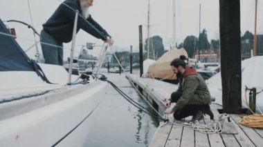 4 k baba ve oğlu bir marina dock için yelkenli tekne bağlama