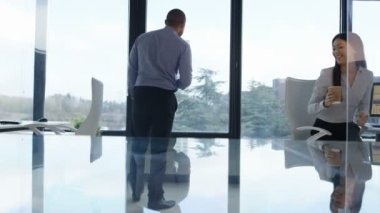 4 k iş erkek ve kadın kahve büyük ofis pencere önünde sohbet ile.