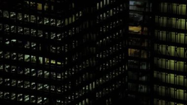 4 k Londra iş gökdelenler, geceleri ışıklı şehir ofisler hava görünümünü