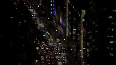 Şehir ofisleri ve trafik gece merkezi Londra'da 4 k havadan görünümü