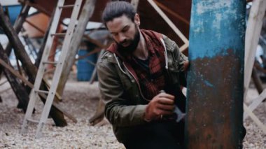 4k üzerinde yenileme eski bir yelkenli tekne çalışma bir tersane çalışan adam