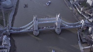 4 k hava manzara trafik geçiş Londra'daki Tower Bridge, Thames Nehri yelkenli bir tekne olarak altında geçer